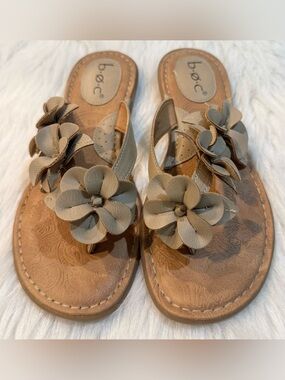 b.o.c. Big on Comfort Women’s Hensley Flower Thong Sandal Beige Size 8 EUC